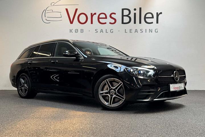 Sort Mercedes E300 de fra 2020 set udefra