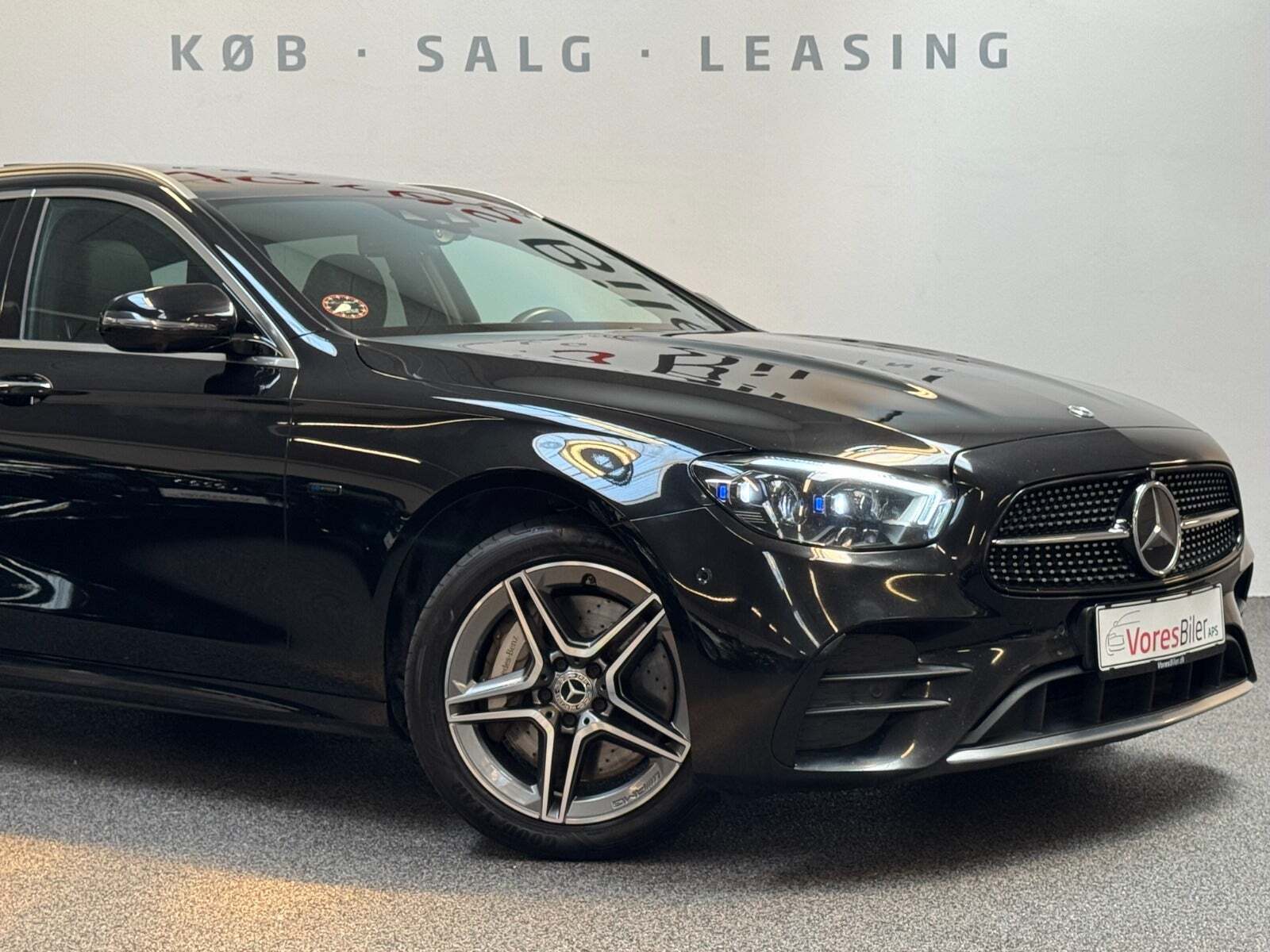 Sort Mercedes E300 de fra 2020 set udefra