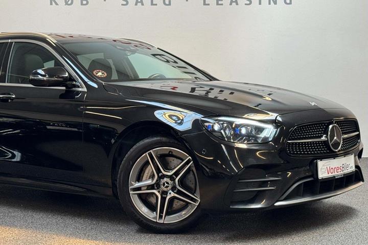 Sort Mercedes E300 de fra 2020 set udefra
