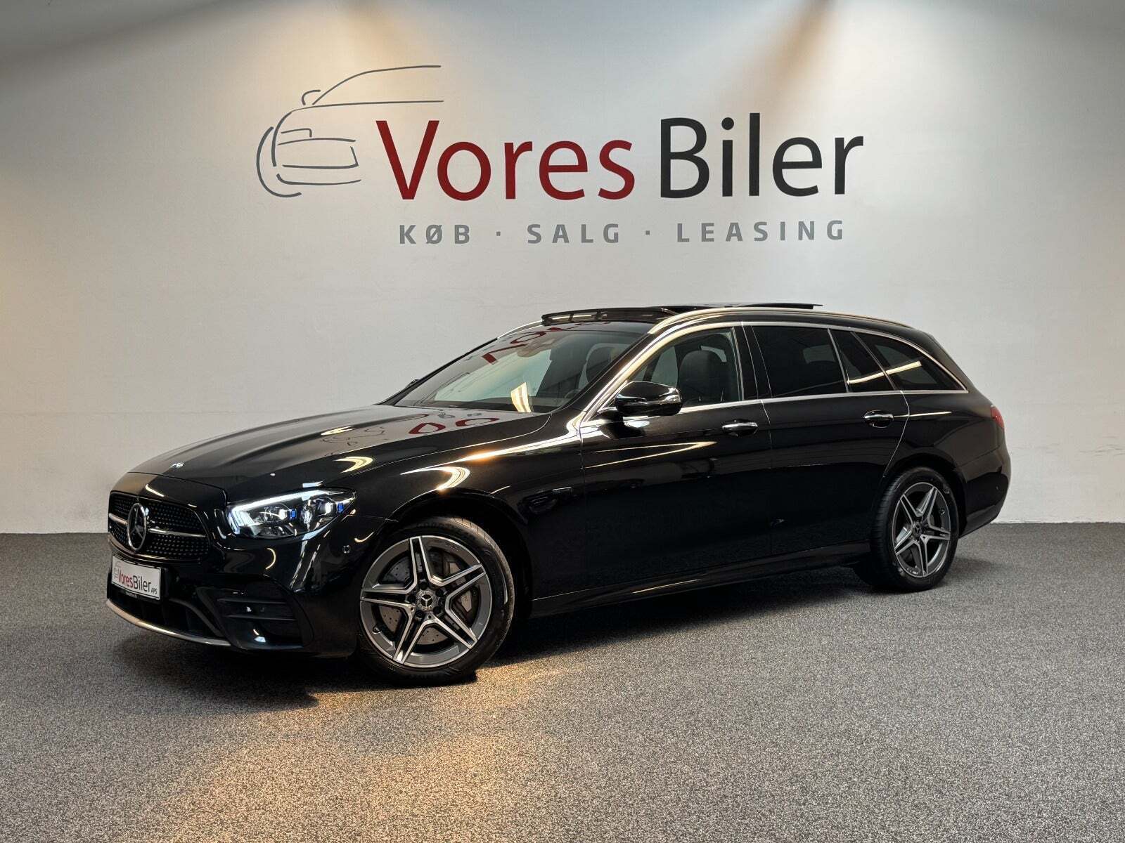 Sort Mercedes E300 de fra 2020 set udefra