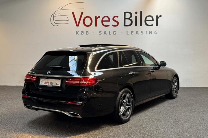 Sort Mercedes E300 de fra 2020 set udefra