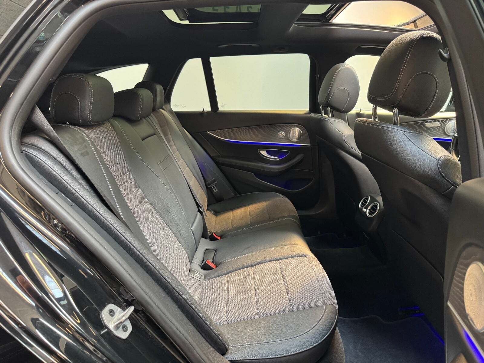 Sort Mercedes E300 de fra 2020