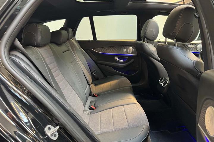 Sort Mercedes E300 de fra 2020