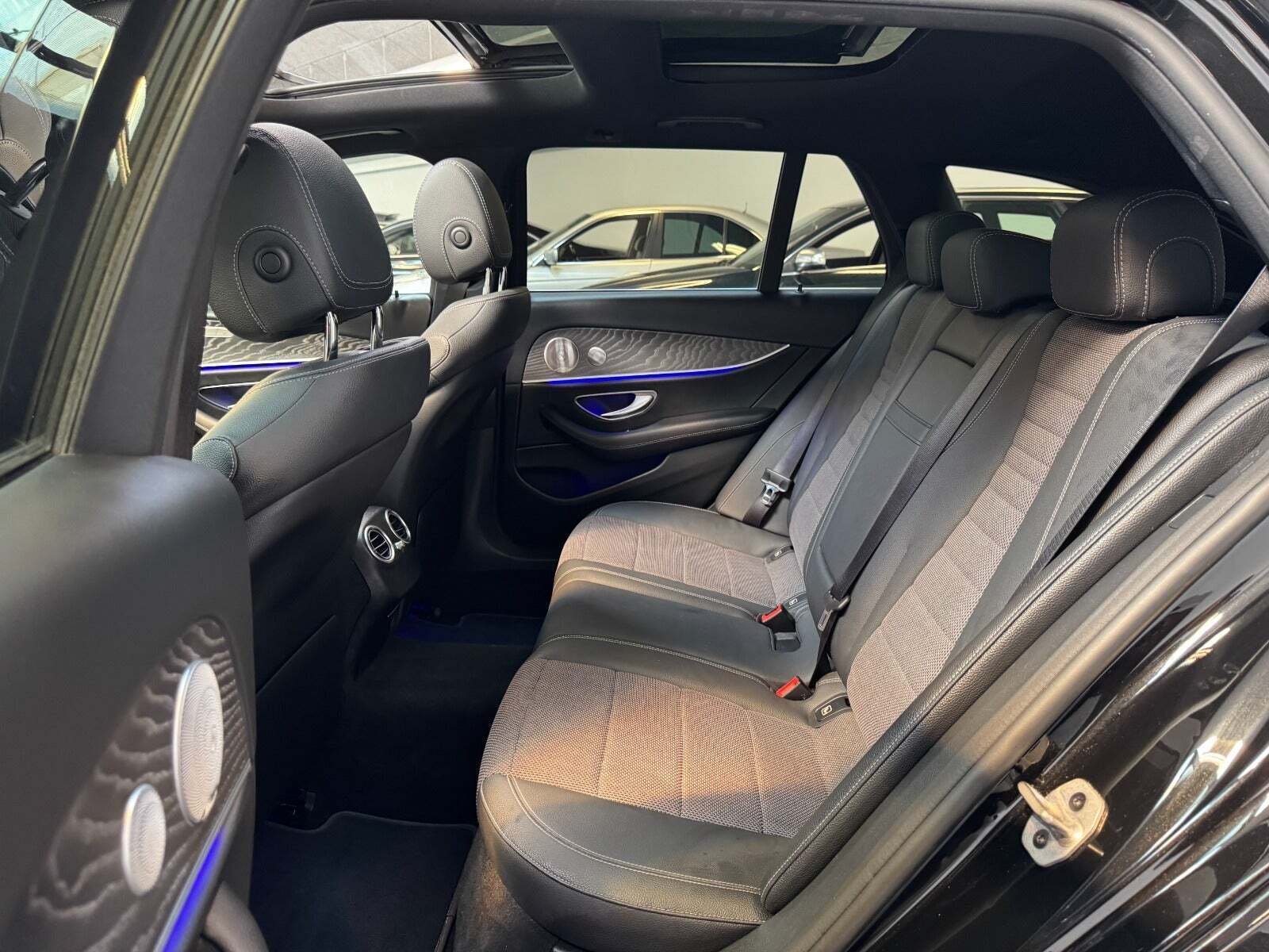 Sort Mercedes E300 de fra 2020