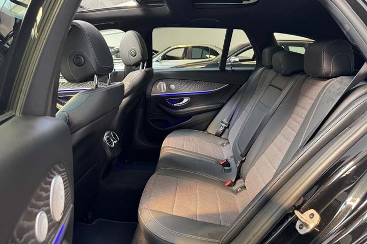 Sort Mercedes E300 de fra 2020
