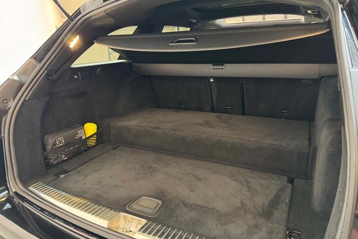 Sort Mercedes E300 de fra 2020