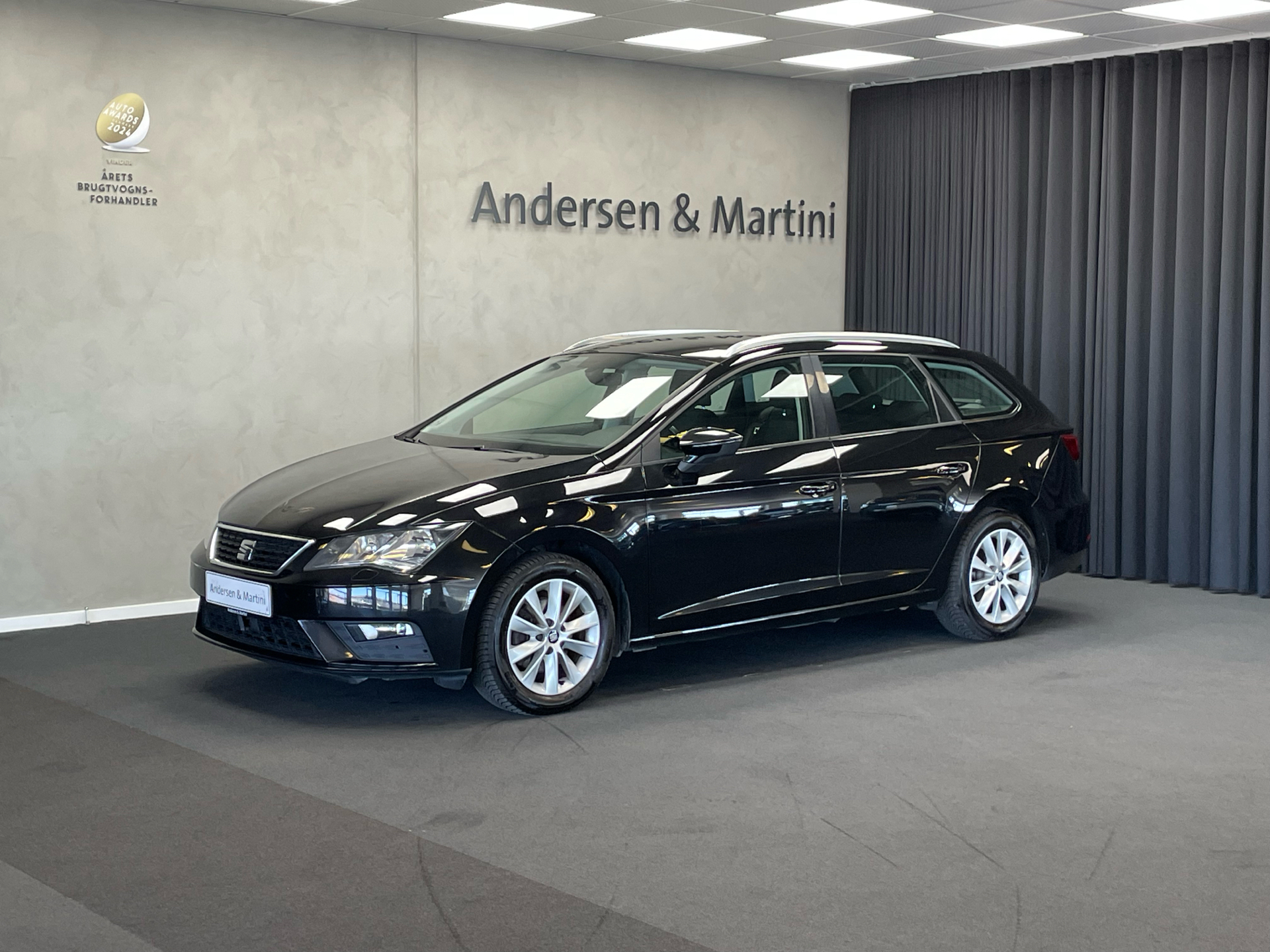 Sort Seat Leon fra 2017 set udefra