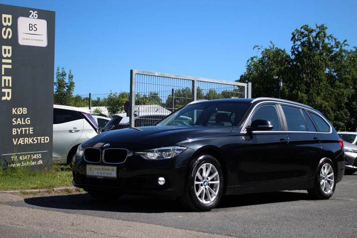 Sort BMW 320i fra 2019 set udefra