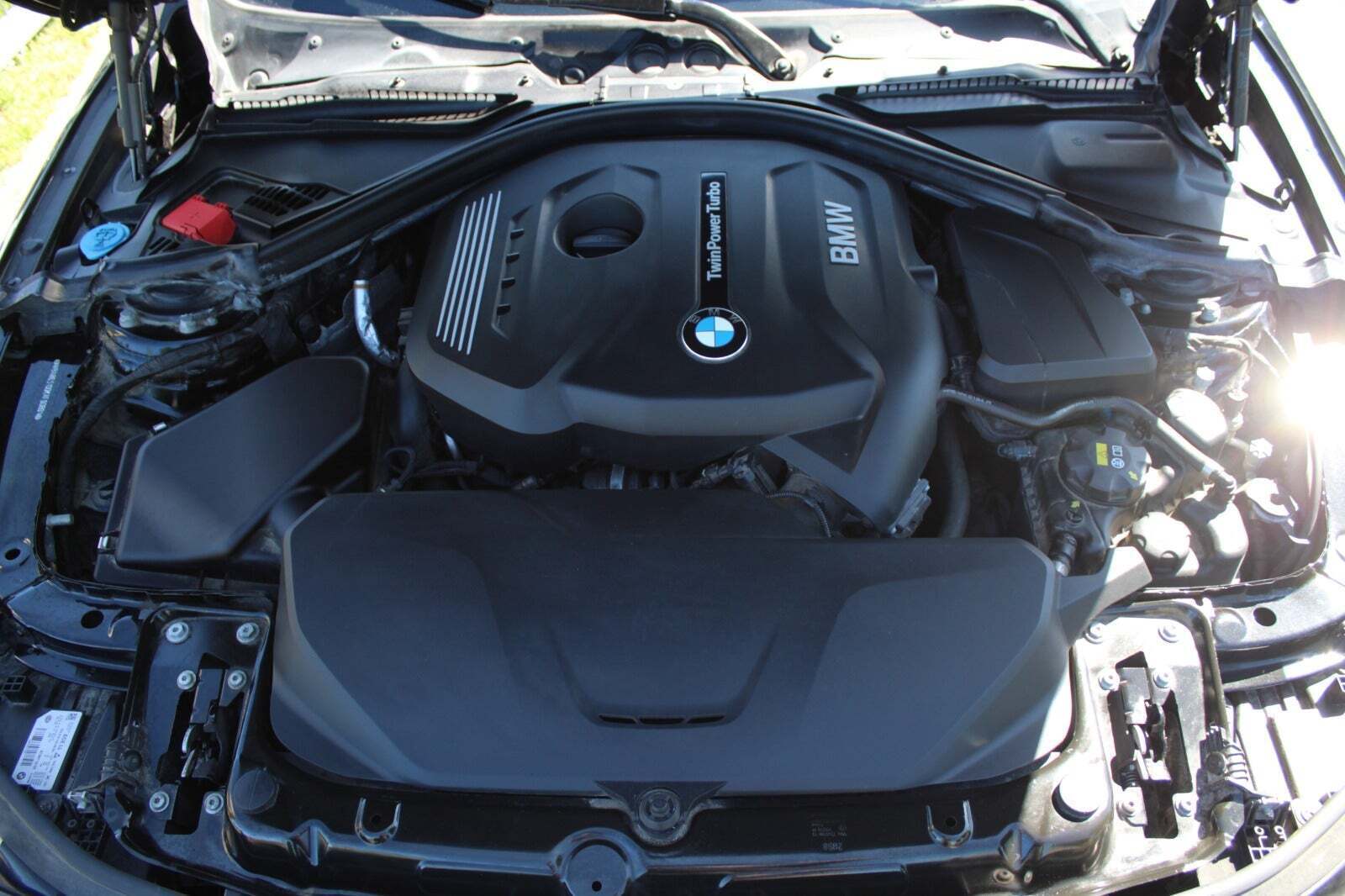 Sort BMW 320i fra 2019 set udefra