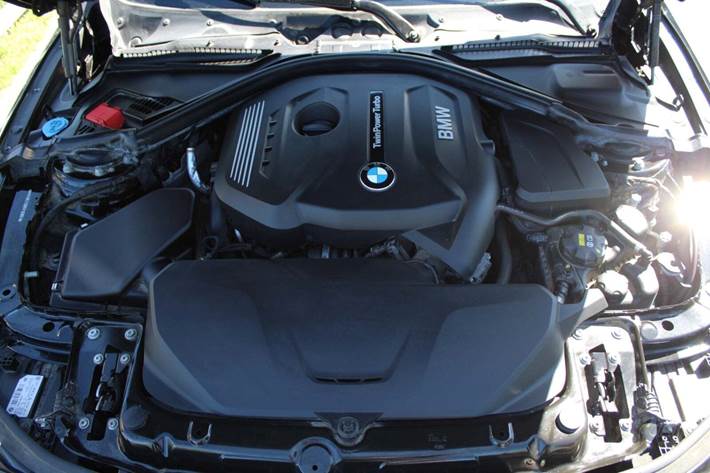 Sort BMW 320i fra 2019 set udefra