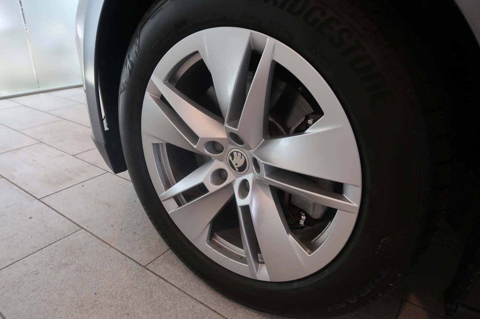 Grå Skoda Enyaq fra 2022