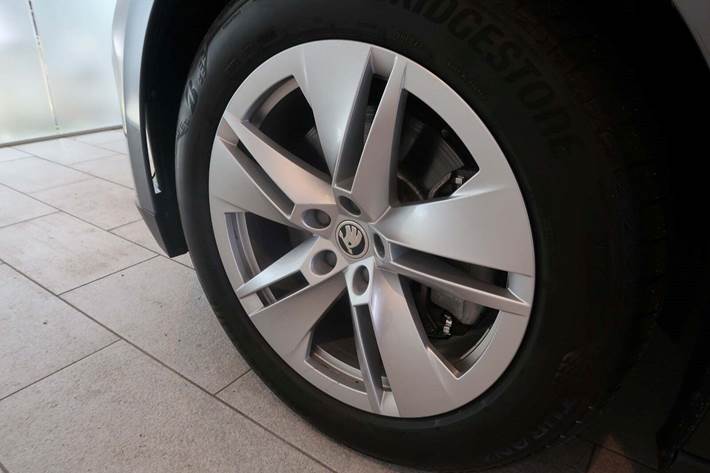 Grå Skoda Enyaq fra 2022