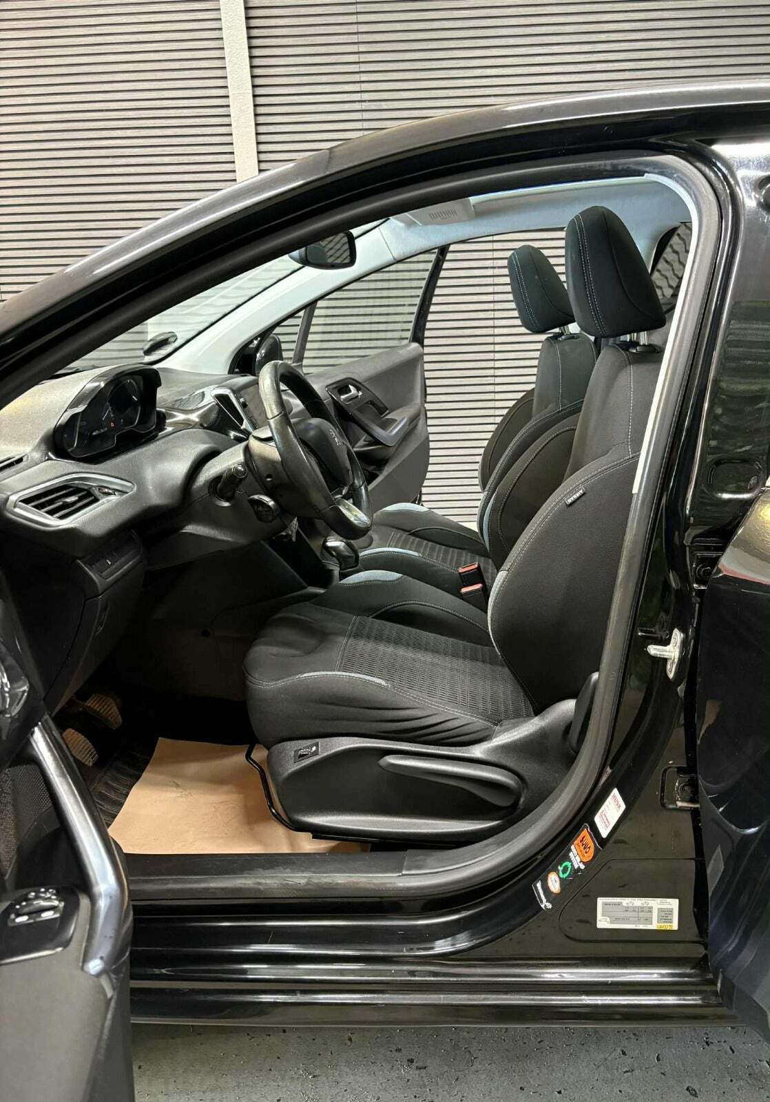 Peugeot 208 1,2 VTi Allure Sky