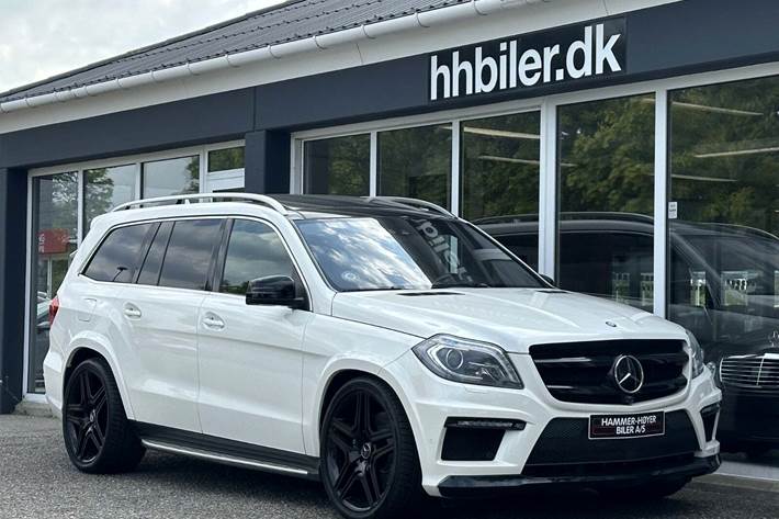 Hvid Mercedes GL63 fra 2014 set udefra