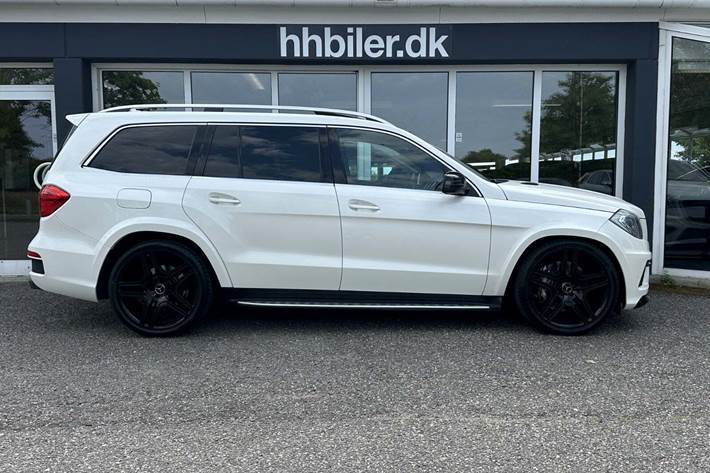 Hvid Mercedes GL63 fra 2014 set udefra