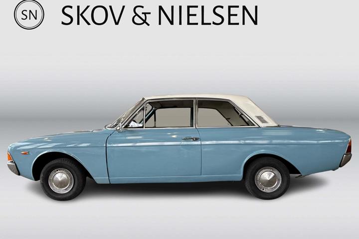 Blå Ford Taunus fra 1968 set udefra