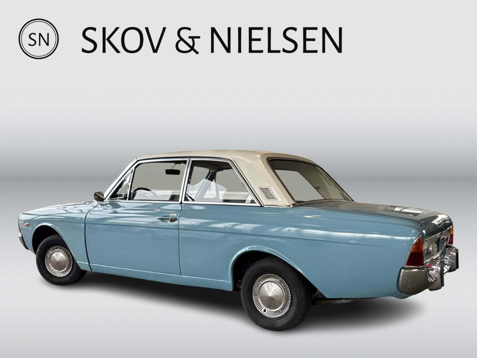 Blå Ford Taunus fra 1968 set udefra