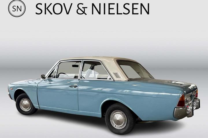 Blå Ford Taunus fra 1968 set udefra