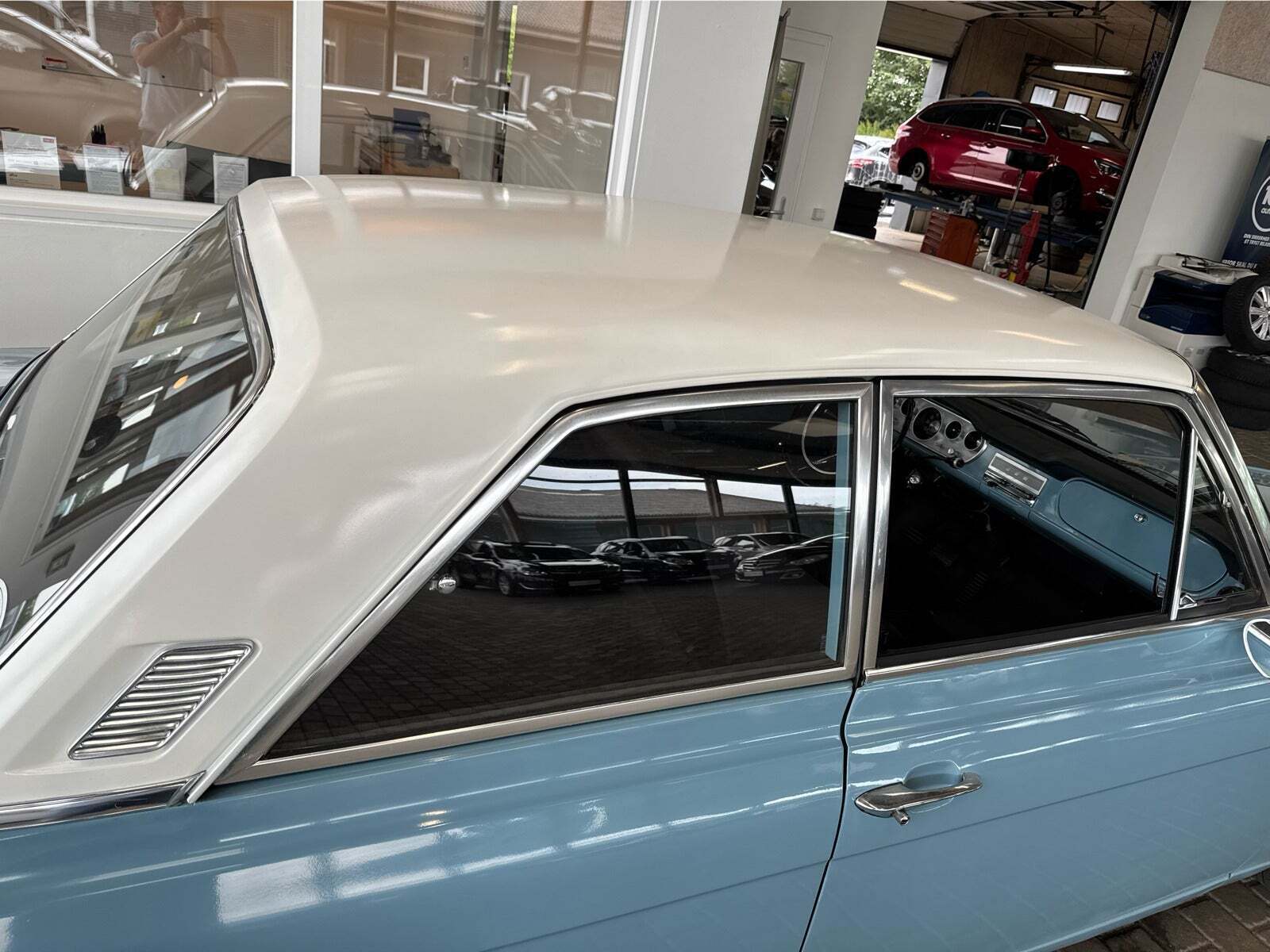 Blå Ford Taunus fra 1968 set udefra