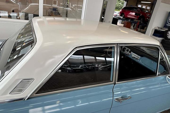 Blå Ford Taunus fra 1968 set udefra