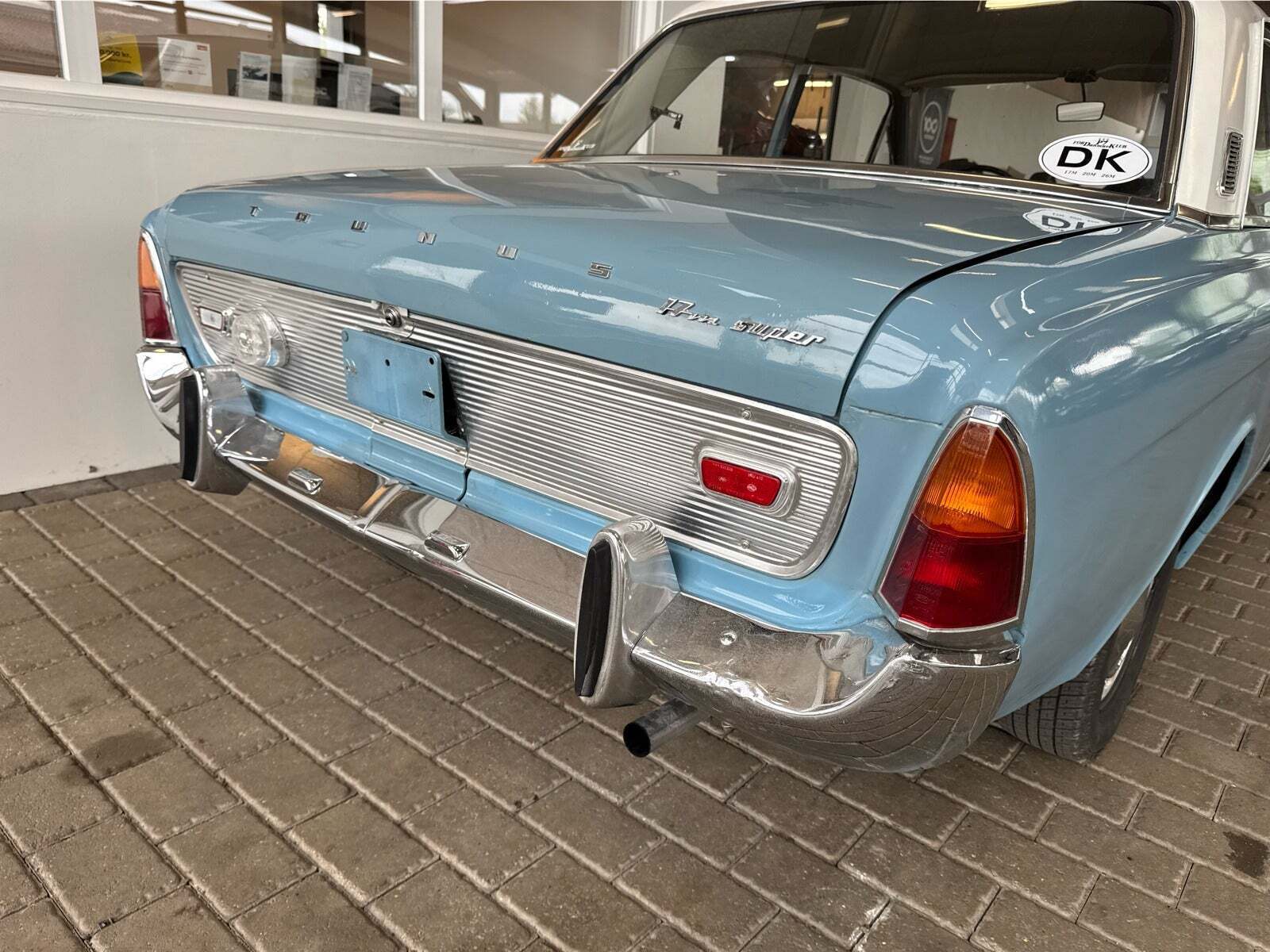 Blå Ford Taunus fra 1968 set udefra