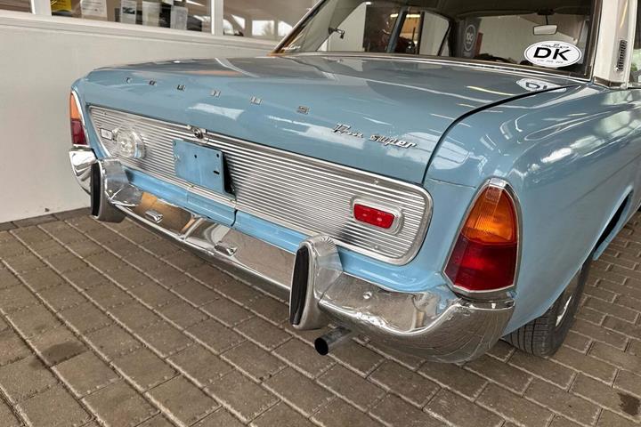 Blå Ford Taunus fra 1968 set udefra