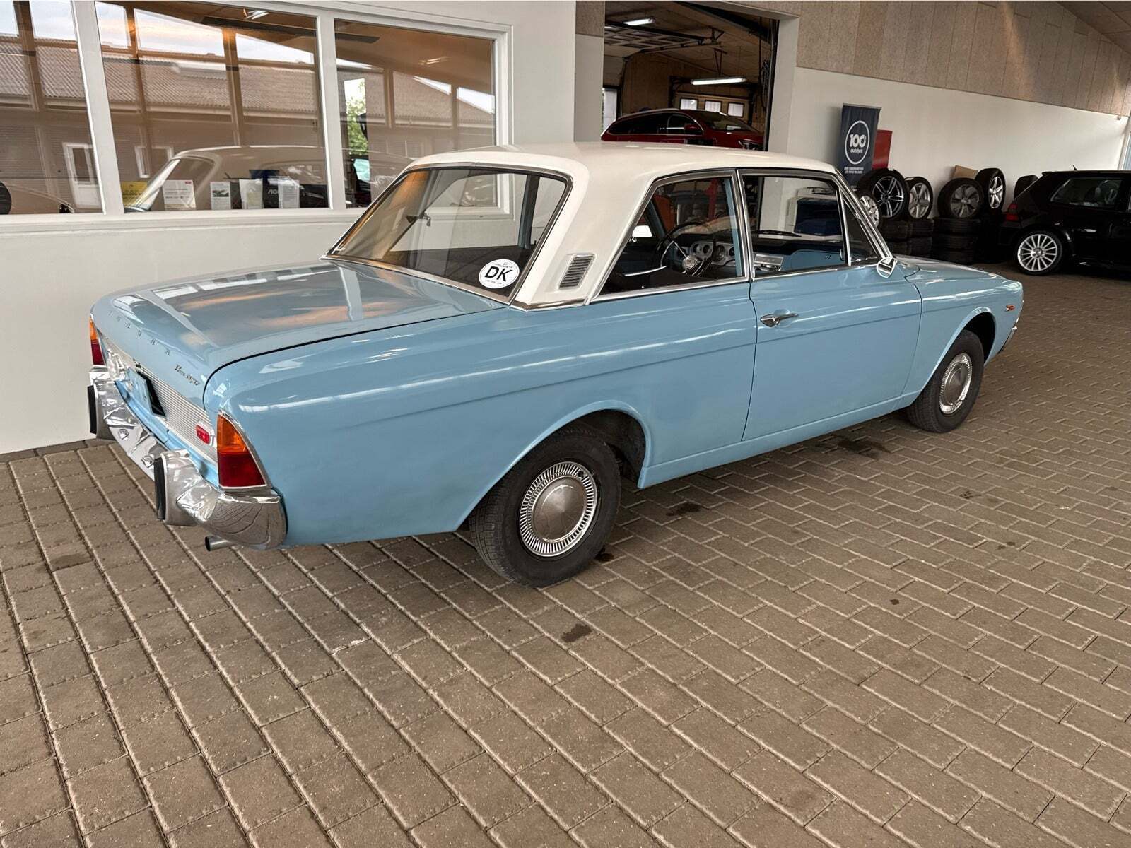 Blå Ford Taunus fra 1968 set udefra