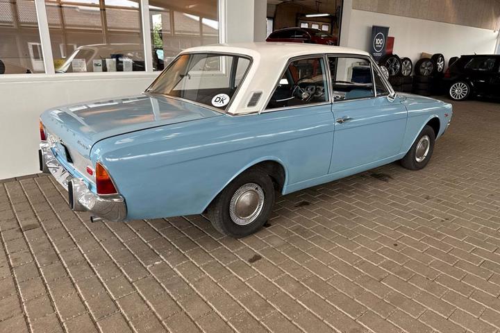 Blå Ford Taunus fra 1968 set udefra