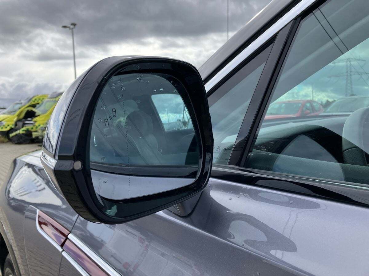 Grå Hongqi E-HS9 fra 2024 set udefra