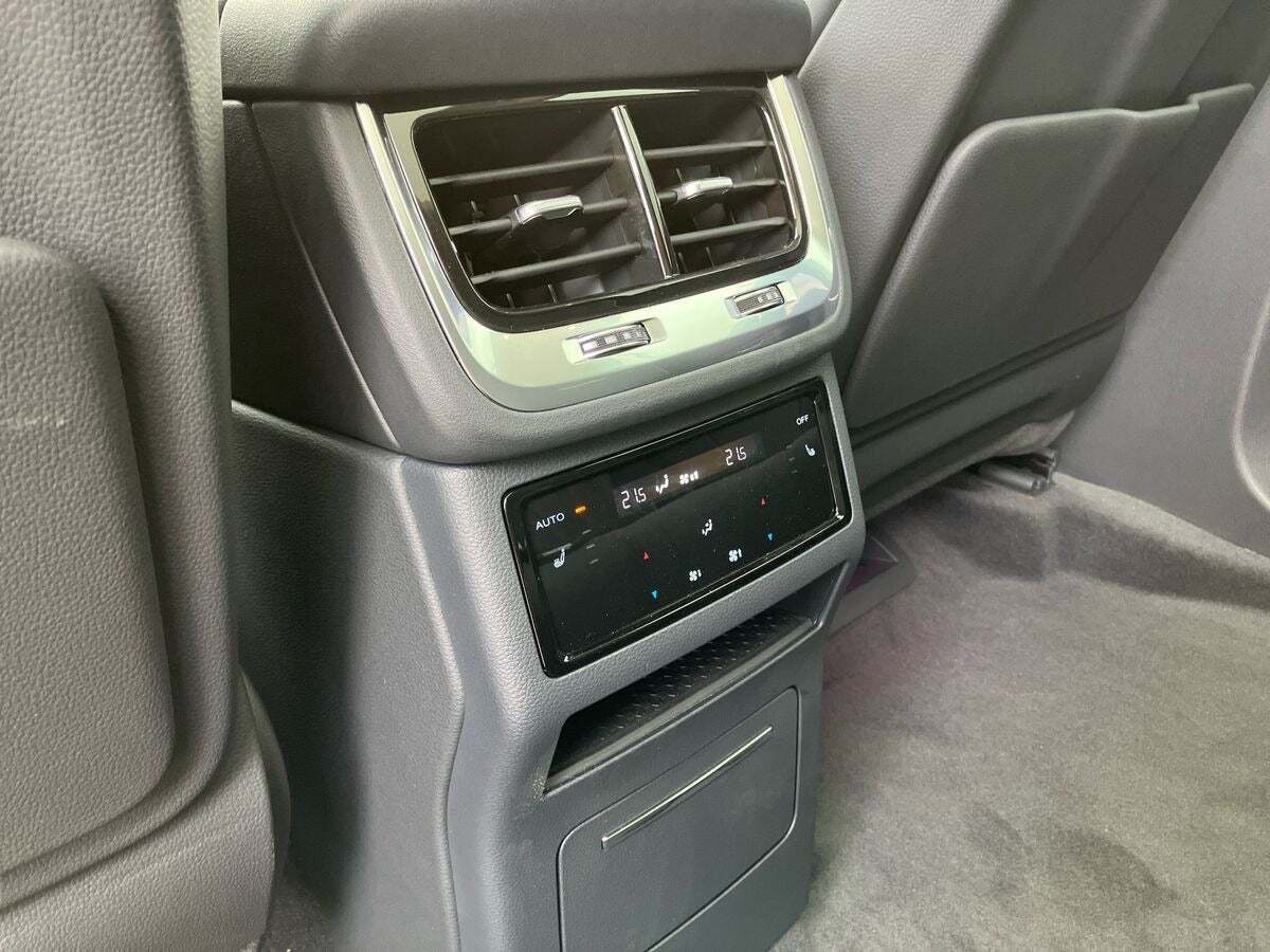 Grå Hongqi E-HS9 fra 2024 set indefra