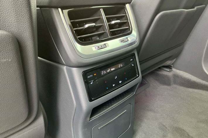 Grå Hongqi E-HS9 fra 2024 set indefra