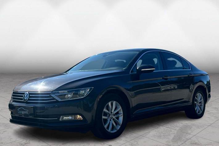 Grå VW Passat fra 2018 set udefra