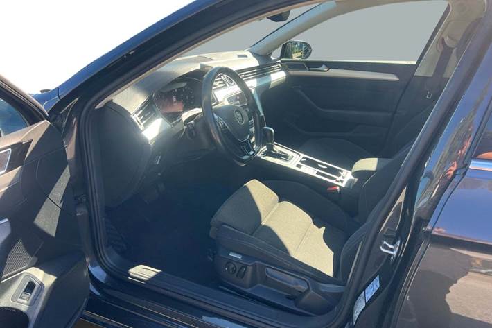 Grå VW Passat fra 2018