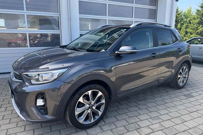 Grå Kia Stonic fra 2020 set udefra