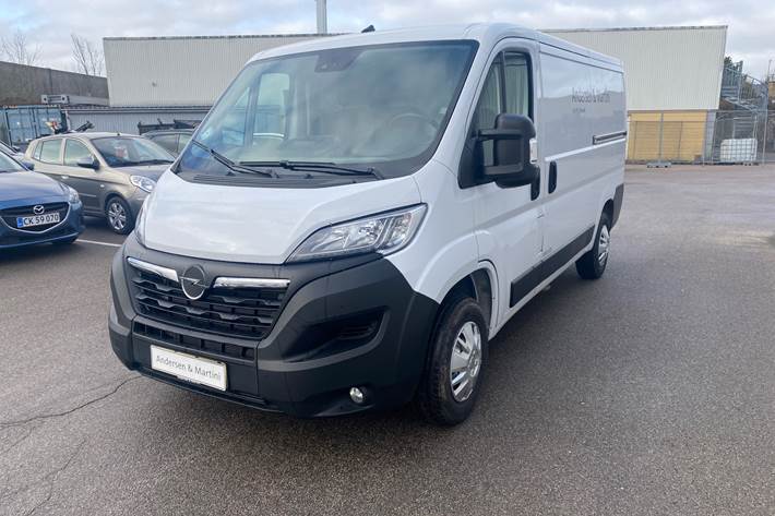 Hvid Opel Movano fra 2023