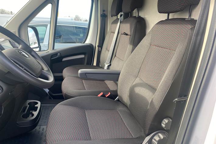 Hvid Opel Movano fra 2023