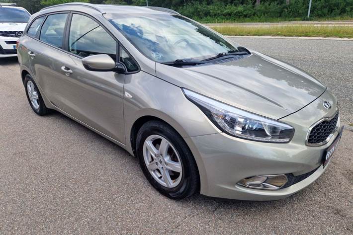 Orange Kia Ceed fra 2014