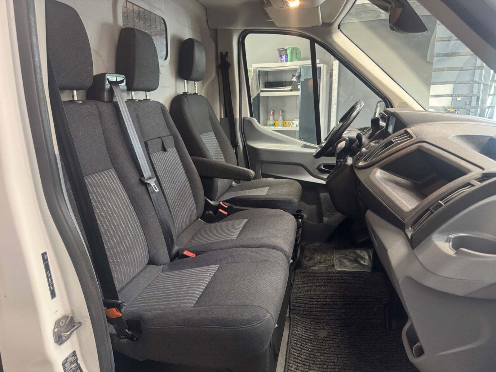 Hvid Ford Transit 350 L2 Van fra 2017 set indefra