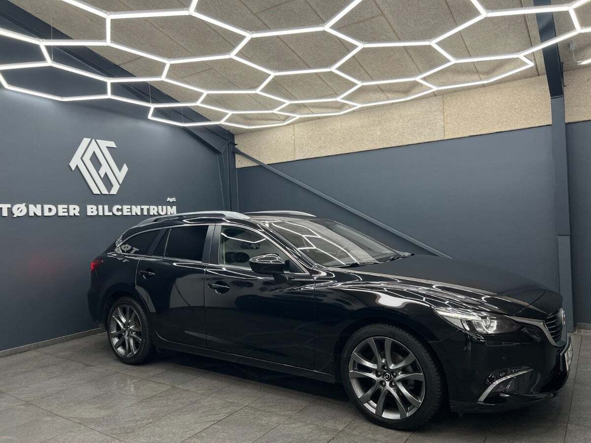 Sort Mazda 6 fra 2016 set udefra