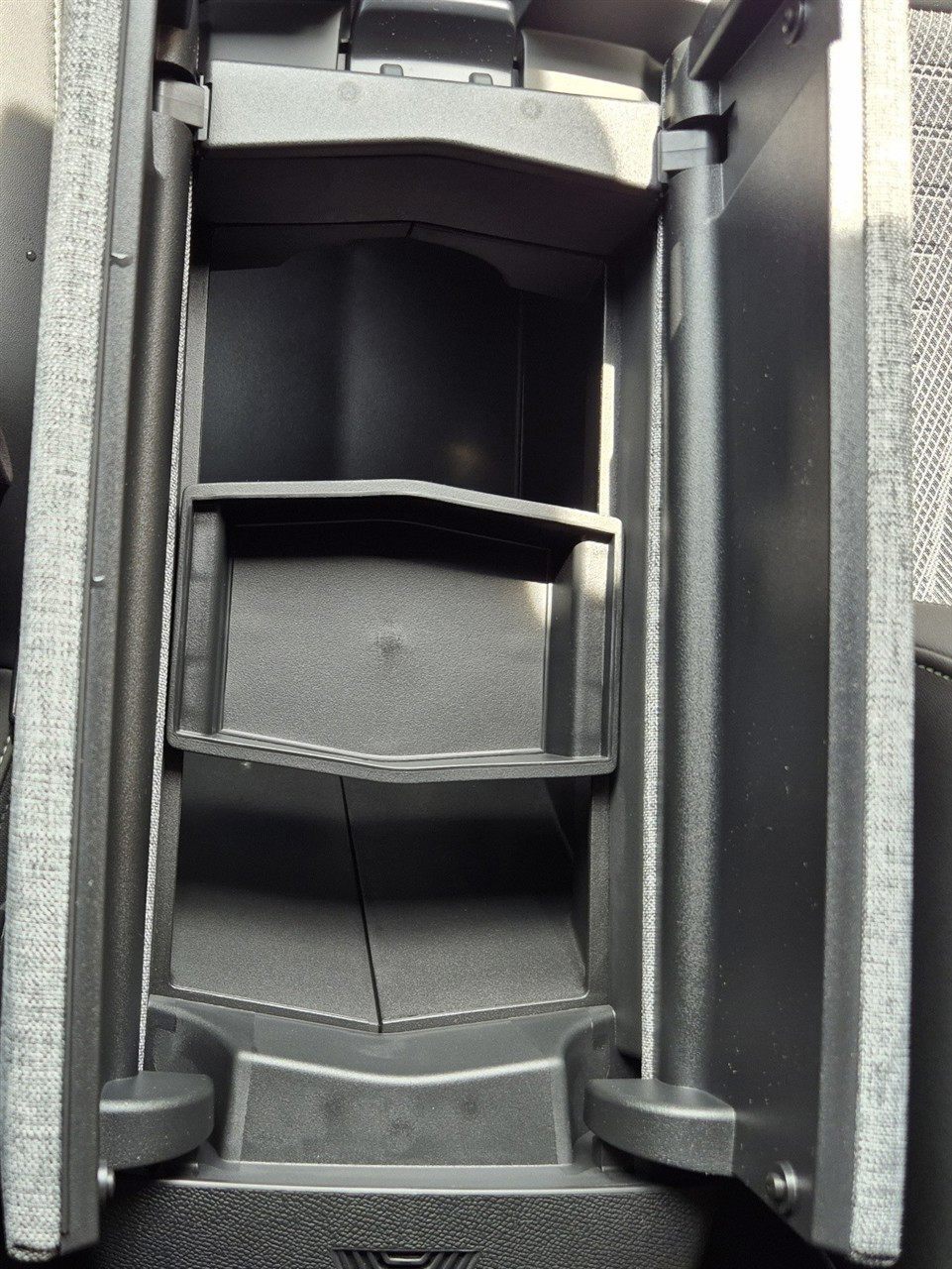 Grå Peugeot e-3008 fra 2025