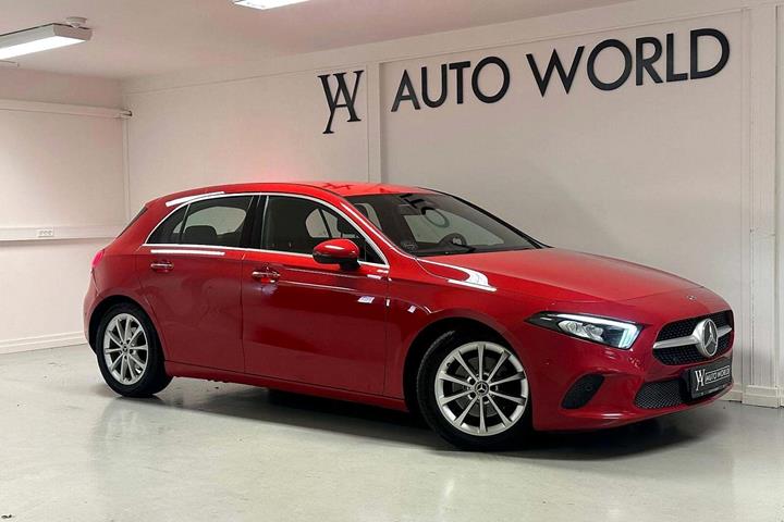 Rød Mercedes A200 fra 2019 set udefra