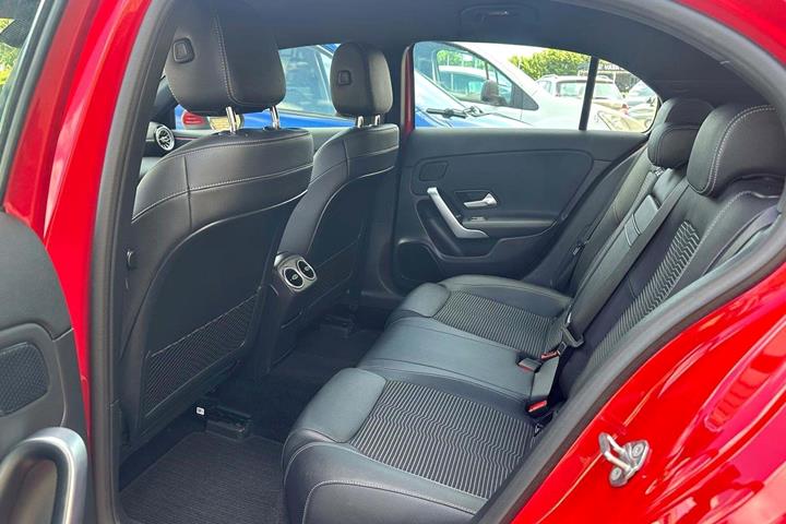 Rød Mercedes A200 fra 2019