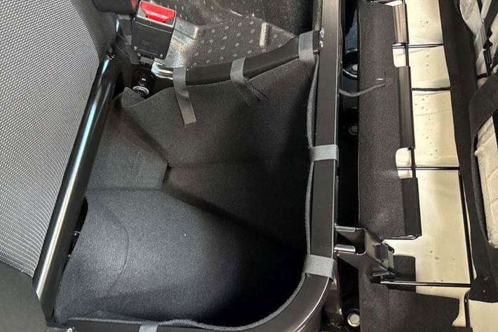 Hvid Peugeot e-Expert fra 2023 set indefra