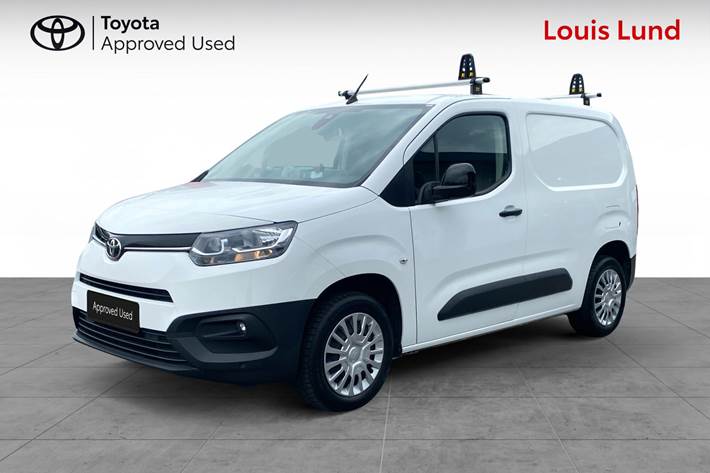 Hvid Toyota ProAce City fra 2022 set udefra