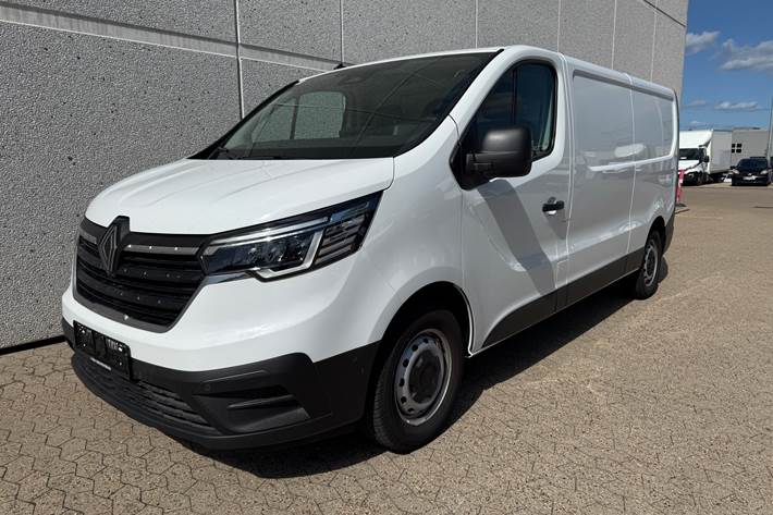 Hvid Renault Trafic fra 2025 set udefra