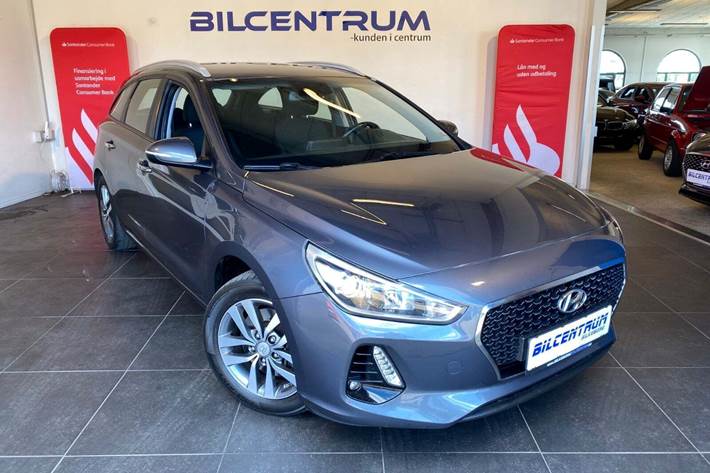 Grå Hyundai i30 fra 2017 set udefra