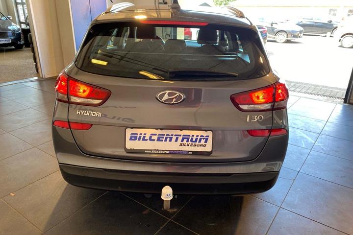 Grå Hyundai i30 fra 2017