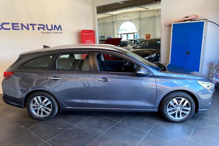 Grå Hyundai i30 fra 2017