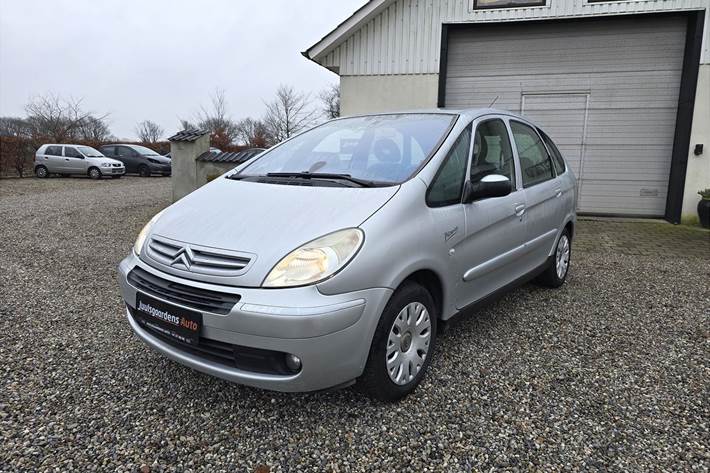 Sølv Citroën Xsara Picasso fra 2006 set udefra
