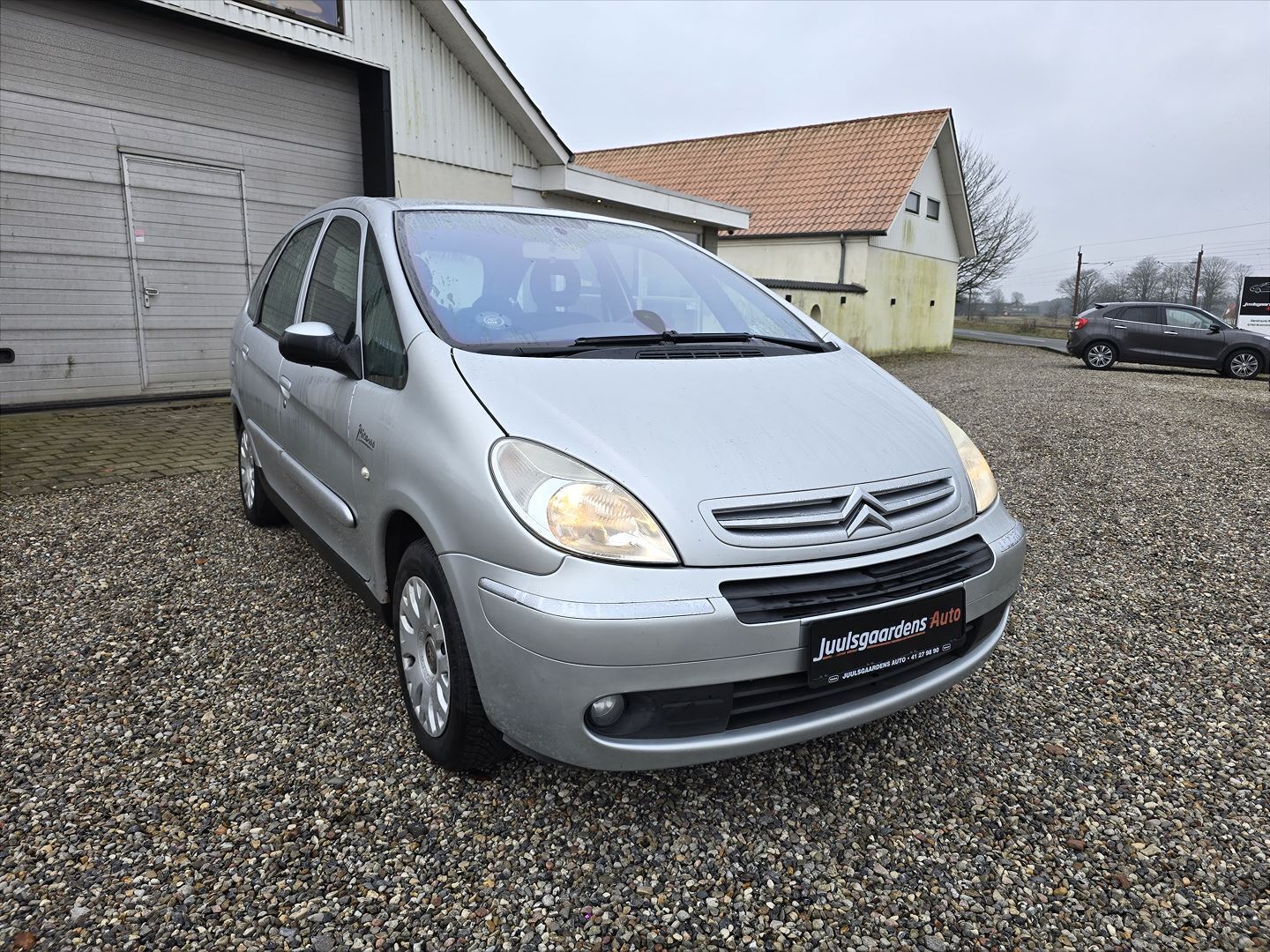 Sølv Citroën Xsara Picasso fra 2006 set udefra